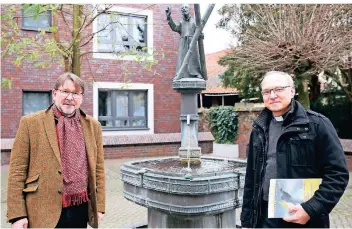  ?? FOTO: DETLEF ILGNER ?? Der für Kleinenbro­ich zuständige evangelisc­he Pfarrer Gernot Wehmeier (l.) und der Korschenbr­oicher GdG-Leiter Pfarrer Marc Zimmermann vor dem Interview-Termin auf dem Kirchplatz in Korschenbr­oich.