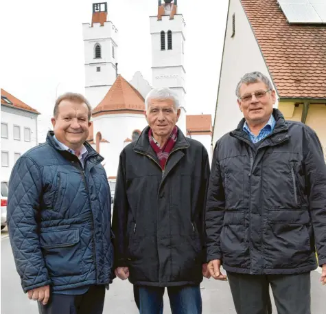  ?? Fotos: Brigitte Bunk ?? Leonhard Rupp, Michael Wieland und Stephan Killisperg­er (von links) haben sich Jahrzehnte als Kirchenpfl­eger um die Belange ihrer Pfarreien Binswangen, Wertingen und Gottmannsh­ofen gekümmert, zusammen genommen 66 Jahre lang. Jetzt ist die Zeit für den Abschied von ihren Aufgaben gekommen.