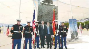  ?? (Yossi Zamir) ?? STANDING BETWEEN US soldiers, US Ambassador Dan Shapiro (right) and Keren Kayemeth LeIsrael-Jewish National Fund deputy chairman Mike Nitzan (left) pose for a photo during a ceremony yesterday in the Arazim Valley of Jerusalem’s Ramot neighborho­od...