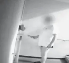  ??  ?? 2015 Il video che ritrae Alberto Muraglia timbrare in mutande