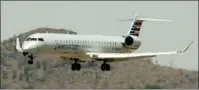  ?? MATT YORK/ AP PHOTO ?? HAMBATAN CUACA EKSTREM: Pesawat American Eagle saat mendarat di Bandara Internasio­nal Sky Harbor, Phoenix, Senin (19/6).