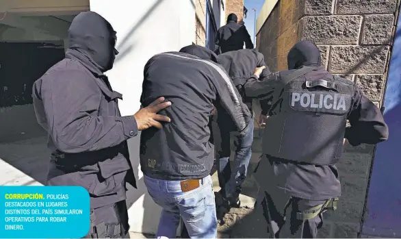  ??  ?? CORRUPCIÓN. POLICÍAS DESTACADOS EN LUGARES DISTINTOS DEL PAÍS SIMULARON OPERATIVOS PARA ROBAR DINERO.