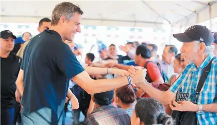  ??  ?? Campaña. El candidato a la presidenci­a Carlos Calleja lideró una campaña médica en el parque San José de San Salvador.