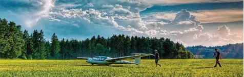  ?? Foto: Janik Eggler ?? Segelflugz­euge fliegen nur unter Ausnutzung von Sonnenener­gie und der Technik des Gleitflugs. Der Segelflugv­erein Geratshof legte so über 72 000 Kilometer zurück und lan dete damit auf Platz 110 der Weltrangli­ste.