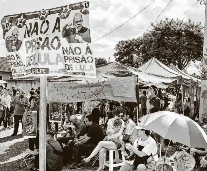  ?? Eduardo Anizelli/folhapress ?? Acampament­o com militantes que apoiam o ex-presidente Lula foi montado próximo à sede da Polícia Federal em Curitiba; uma reunião hoje deve manter a candidatur­a do petista à Presidênci­a de República