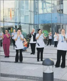  ?? Picture: Sarah Standing ?? UNITED
The last clap for carers at QA in May 2020