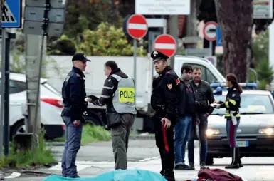  ??  ?? I rilievi di carabinier­i e polizia a Massa, sull’Aurelia, dove gli anziani sono stati investiti da un furgone ( foto TgR Toscana)