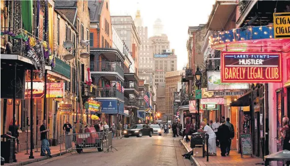  ?? CHRIS LITHERLAND ?? Centro. Bourbon Street, a avenida principal e mais icônica de Nova Orleans, onde ocorre anualmente o Mardi Gras, o carnaval mais conhecido do sul dos EUA