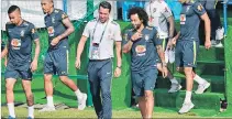  ?? NELSON ALMEIDA / AFP ?? Cuidado. Marcelo (derecha) no participó en los dos últimos entrenamie­ntos de Brasil.