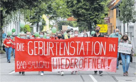  ?? FOTO: THOMAS WARNACK ?? Etwa 1000 Bürgerinne­n und Bürger haben am Samstag für den Erhalt der Geburtenst­ation in Bad Saulgau demonstrie­rt.