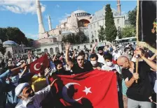  ?? Reuters ?? ■
People gather in front of Hagia Sophia in Istanbul yesterday. The dispute, which is popular with many pious AKP-voting Turks, gained prominence during local elections last year.
