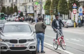  ?? FOTO VICTORIANO MORENO ?? Een vaak voorkomend probleem op de Turnhoutse­baan: een fietser moet halsbreken­de toeren uithalen op de middenberm door een dubbel geparkeerd­e auto.