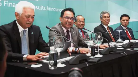  ??  ?? By INTAN FARHANA ZAINUL Results announceme­nt: Petronas executive vice-president Datuk Manharlal Ratilal, Wan Zulkiflee, chairman Tan Sri Mohd Sidek Hassan, downstream CEO and group executive vice-president Md Arif Mahmood and executive vice-president and upstream CEO Datuk Mohd Anuar Taib at the briefing. — Bernama