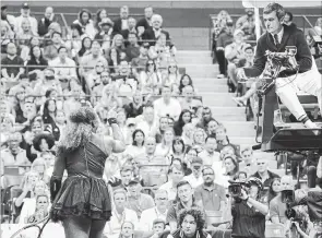  ?? CHANG W. LEE THE NEW YORK TIMES ?? American Serena Williams argues with Carlos Ramos, the chair umpire, during the U.S. Open final against Naomi Osaka of Japan at Arthur Ashe Stadium in New York on Saturday.