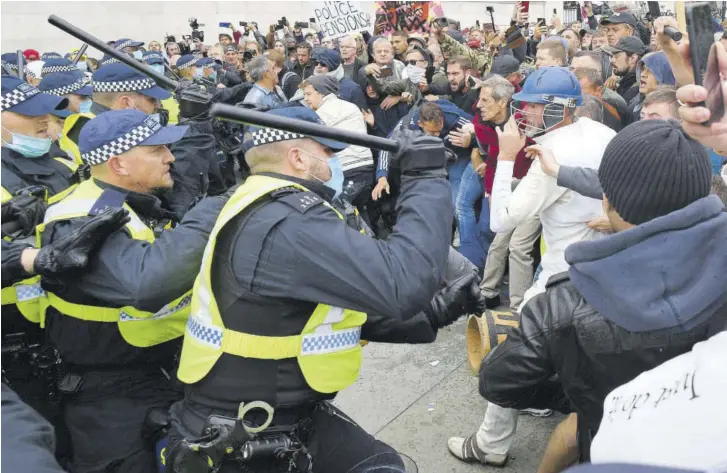  ?? (Photo: AFP) ?? LONDON, England — Police move in to disperse protesters in Trafalgar Square in London on Saturday, September 26, 2020, at a ‘We Do Not Consent!’ mass rally against vaccinatio­n and government restrictio­ns designed to fight the spread of the novel coronaviru­s, including the wearing of masks and taking tests for the virus.