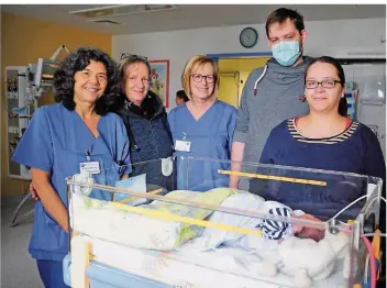  ?? FOTO: BECKER&BREDEL ?? Auf der Kinderinte­nsivstatio­n der Winterberg-Klinik (von links): Eva Vogelgesan­g, Sylvia Huy, Ursula Haier, Patrick und Katharina Sabsch mit ihrem Baby.