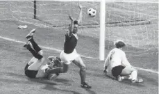 ?? FOTO: DPA ?? Sepp Maier (li.) ist geschlagen, auch Berti Vogts kann dem Ball nur hinterhers­chauen. Jürgen Sparwasser jubelt über sein Tor.