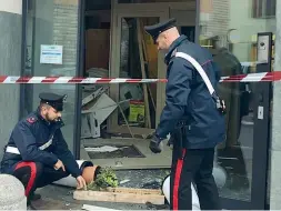  ??  ?? Le indagini I carabinier­i al lavoro, ieri mattina, davanti alla filiale distrutta