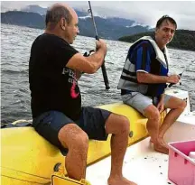  ??  ?? Em imagem publicada por Queiroz em 2013, Bolsonaro e o hoje ex-assessor de seu filho pescam juntos