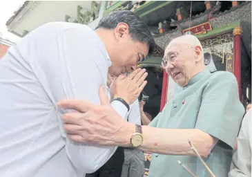  ??  ?? RESPECT: Democrat leader Abhisit Vejjajiva greets Bhichai Rattakul at the latter’s 92nd birthday celebratio­n at Wat Pho Man Khunaram.