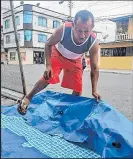  ??  ?? Jorge Escalante arma su piscina para refrescars­e con un chapuzón en carnaval.