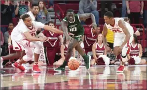  ?? NWA Democrat-Gazette/J.T. Wampler ?? THE CHASE: Arkansas’ Daniel Gafford (10) and C.J. Jones (23) go after a loose ball with Colorado State’s Che Bob Tuesday at Bud Walton Arena in Fayettevil­le. The pair, along with Darious Hall, fueled a 19-0 run early in the first half to get the...