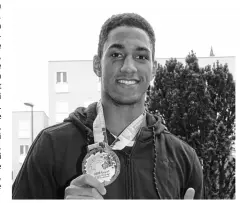  ??  ?? Deux jours après son titre mondial, Tony Yoka était passé chez lui, à Chanteloup-les-vignes, présenter sa médaille.