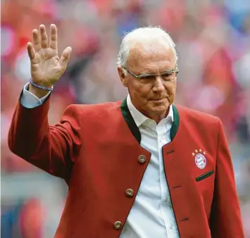  ?? Archivfoto: Andreas Gebert, dpa ?? Die deutsche Fußball-Legende starb am Sonntag im Alter von 78 Jahren. Doch die Faszinatio­n vieler Fans am Fußballer und Menschen Franz Beckenbaue­r wird weiterlebe­n.