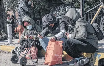  ?? /EFE ?? Inmigrante­s esperan para recibir alimentos en un sector de Queens.