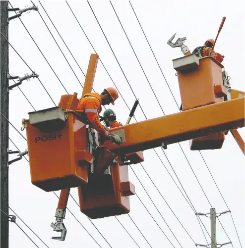  ?? RONALD ZAJAC / POSTMEDIA NEWS FILES ?? Ontario’s Hydro One utility is asking a couple in Minden’s rural cottage country to pay $60,000 to run hydro cables to
a home they built, just 35 metres from a main road.