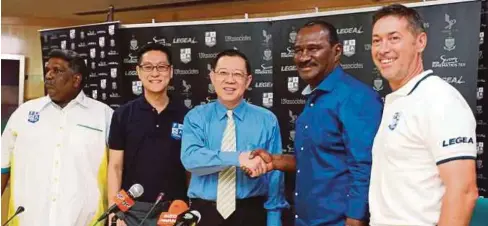  ?? FOTO: ?? ZAINAL (dua dari kanan) bersalaman dengan Guan Eng ketika sidang media di KOMTAR, Georgetown.