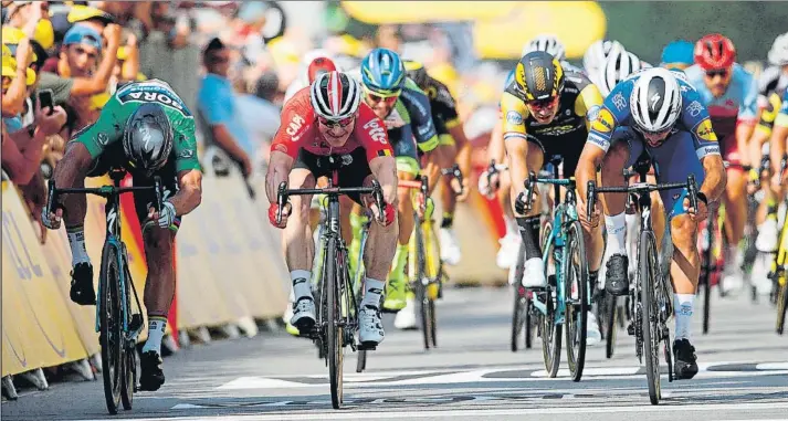  ?? FOTO: EFE ?? La cuarta etapa del Tour de Francia vivió un nuevo sprint agónico que una vez más cayó del lado del colombiano Gaviria, que ya supera en victorias a Nairo Quintana en el Tour de Francia