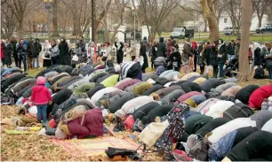  ?? AFP ?? Worshipper­s gather in front of the White House for Friday prayers in Washington, DC. —