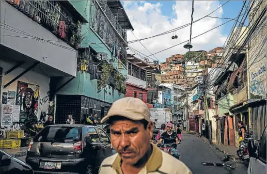  ?? MERIDITH KOHUT / BLOOMBERG ?? El barrio de Petare, en las afueras de Caracas, una de las zonas empobrecid­as de la ciudad