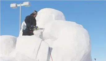  ?? - Acadie Nouvelle: Réal Fradette ?? Jean-Pascal Brideau sculpte la montagne de neige qui se transforme­ra en quatre visages de joueurs de hockey.