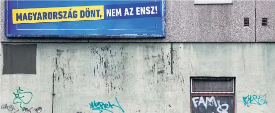  ??  ?? „Ungarn bestimmt“plakatiert die regierende Fidesz. Wenn es um künftige Milliarden­investitio­nen geht, bestimmt aber Brüssel.