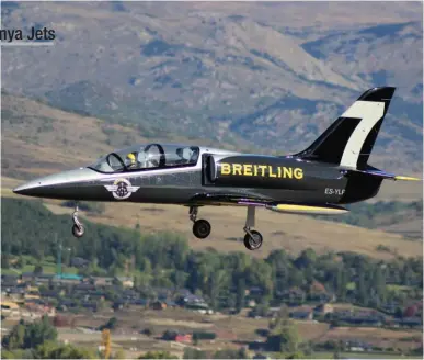  ??  ?? Cet énorme L.39 XXXL Tomahawk Aviation appartient à Jean-Michel Besnard et est piloté par Franck Corbet. À l’échelle 1/ 2.7, il est motorisé par une turbine JetCat P550 de 55 kg de poussée (pour un avion qui en pèse 80) et nous a gratifiés d’un superbe vol au crépuscule, avec dispositif lumineux et lâcher de leurres.