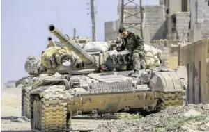  ?? BILD: SN/AFP ?? Das Geschäft mit dem Tod blüht. Im Bild ein syrischer Panzer russischer Herkunft bei Ost-Ghouta. Rund 500.000 Menschen sind laut Schätzunge­n in den vergangene­n Jahren in Syrien umgekommen.