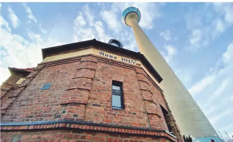  ?? RP-FOTOS (2): RUHNAU ?? Das Haus neben dem Rheinturm mit der Inschrift „Anno 1915“wurde als Kontor einer Kohlenhand­lung errichtet.
