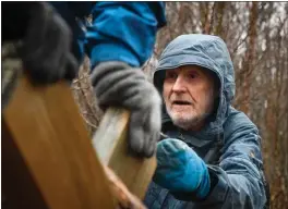  ?? ?? MED: Arthur Kjeldstrup-Olsen strekker ut en hjelpende hånd underveis. Kommuneleg­en er opptatt av at flest mulig bruker naturen som medisin.
