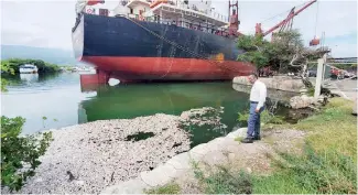  ?? FUENTE EXTERNA ?? Ministro de Medio Ambiente, Orlando Jorge Mera, supervisa trabajos de investigac­ión sobre muerte de peces en Barahona.