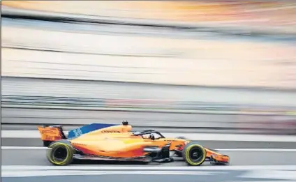  ?? FOTO: GETTY ?? Fernando Alonso sufre en la larga recta de Shanghai por la falta de velocidad de su McLaren en cuanto a motor y aerodinámi­ca