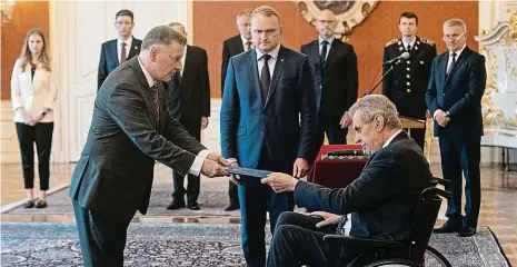  ?? Foto: Michal Růžička, MAFRA ?? Novopečený ministr Miloš Zeman včera jmenoval Vladimíra Balaše ministrem školství. Místo Petra Gazdíka.