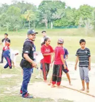  ??  ?? PERTANDING­AN tarik tali yang turut dijalankan.