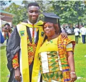  ?? (Xinhua) ?? Jeffrey Dankwa Ampah poses with his mother at his bachelor graduation ceremony in Ghana on August 12, 2017