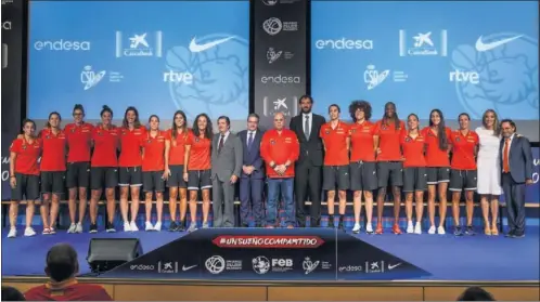  ??  ?? DESPEDIDA. La Selección junto a Borja Prado (Endesa), Mariano Soriano (CSD) y Jorge Garbajsa (FEB). A la derecha, Marta Fernández bromea con Xargay; Antonio Martín, presidente de la ACB, en un corrillo con Prado, Montero y Garbajosa y, por último, Lucas Mondelo con una camiseta conmemorat­iva de sus 100 partidos.