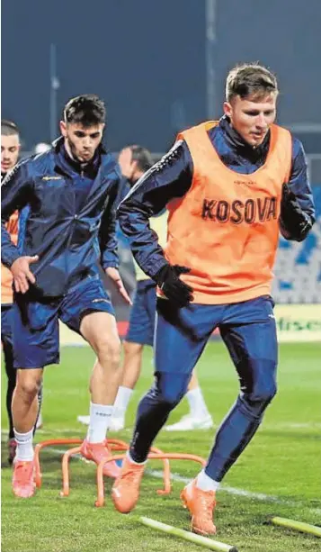  ??  ?? Los jugadores kosovares entrenan antes de medirse a Suecia el domingo