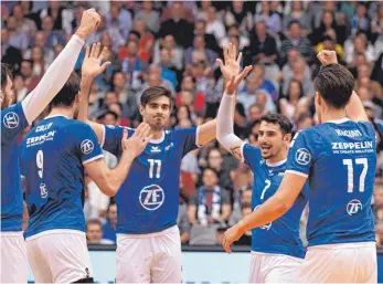  ?? FOTO: DPA ?? Prominent auf den Trikots der VfB-Volleyball­er: die Hauptspons­oren ZF und Zeppelin.