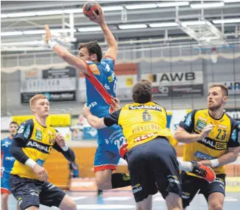  ?? FOTO: MICLAS HAASIS/EIBNER-PRESSEFOTO VIA WWW.IMAGO-IMAGES.DE ?? Die Handballer von HBW Balingen-Weilstette­n wollen nach dem Sieg gegen die Rhein-Neckar-Löwen aus Mannheim, hier Jona Schoch beim Torwurf, am Donnerstag in Coburg nachlegen und zwei weitere wichtige Punkte im Abstiegska­mf holen.