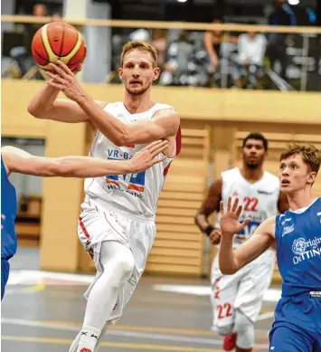  ?? Foto: Marcus Merk ?? Pechvogel des Spiels war Michael Dorsch (am Ball). In der letzten Aktion verletzte er sich schwer am Knie. Doppelt schmerzhaf­t, nachdem auch die Heimpremie­re der Kangaroos mit 82:90 in die Binsen ging.